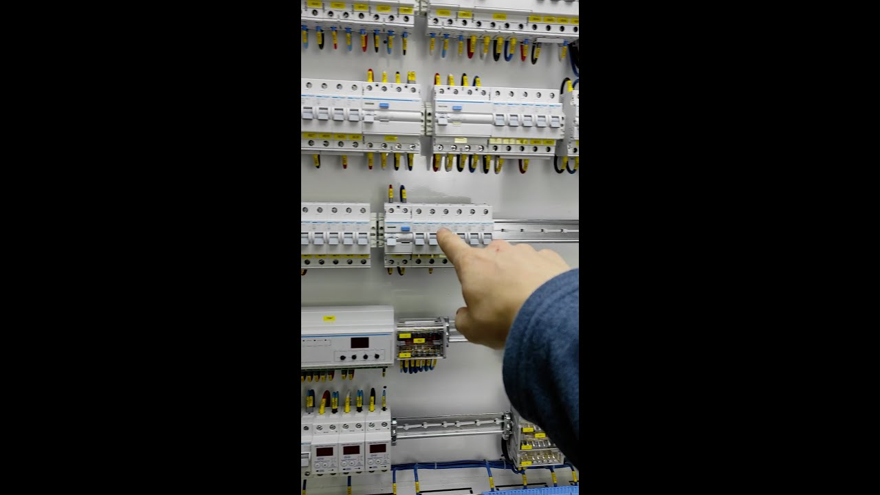 Корпус щита с прозрачной дверцей от Eaton | Плюсы и минусы в сравнении с корпусами ABB и Hager