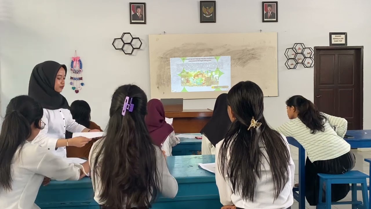 Simulasi mengajar mata pelajaran IPS Mengurangi Jejak Sampah