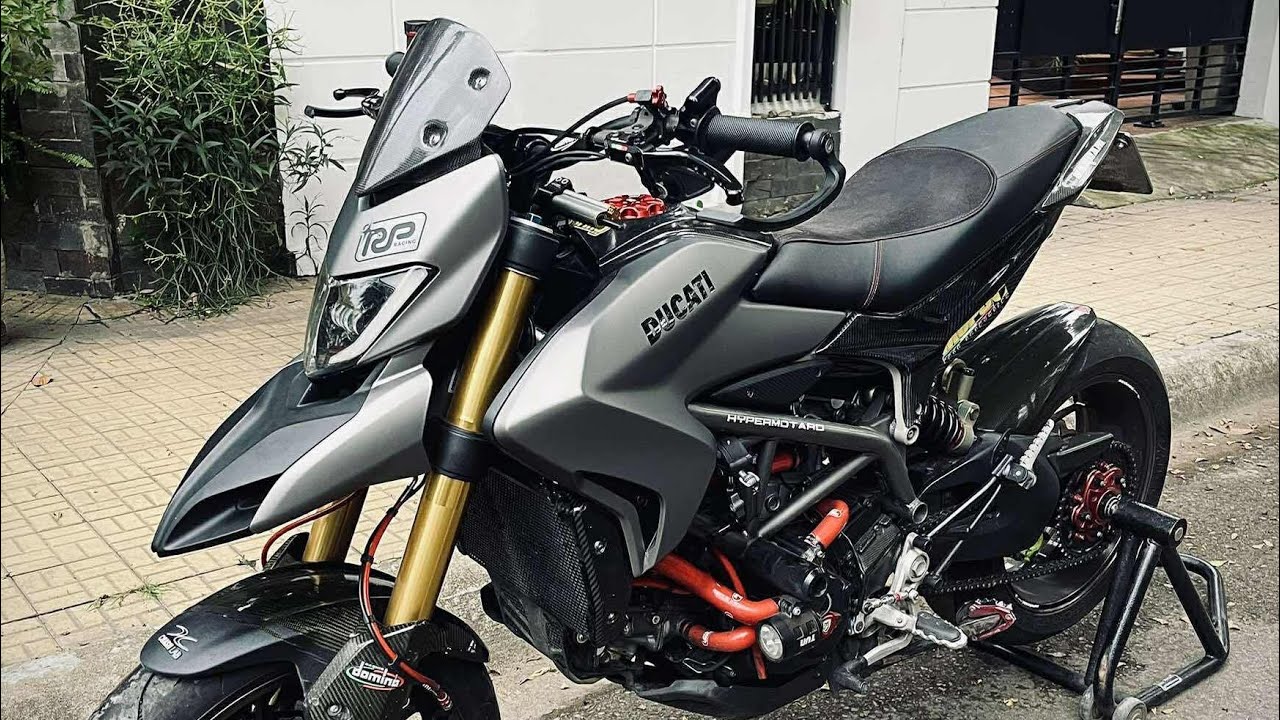 Ducati Hyperstrada 821 with Ohlins & Mupo 