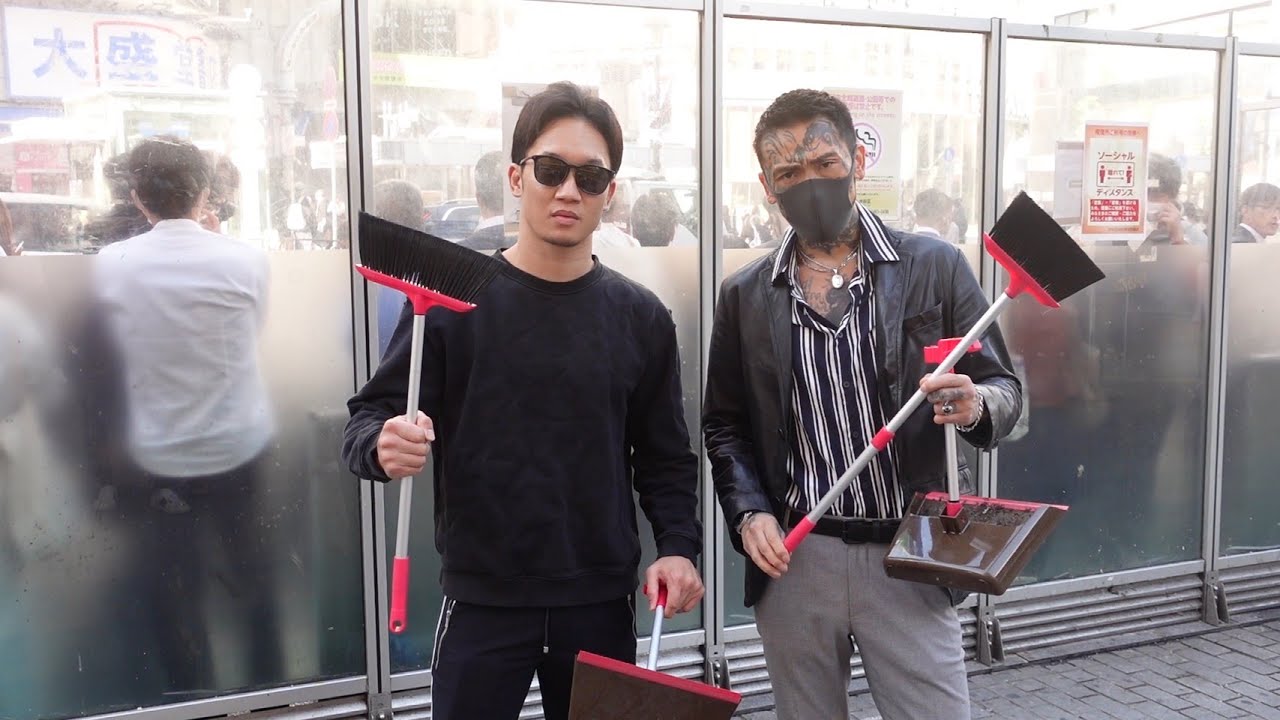 JUNSHI URITA и я предупредили людей, курящих на улице в SHIBUYA