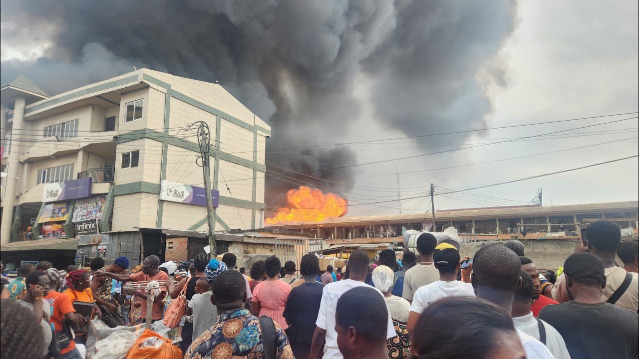 Live: 🔥massive f!re outbre@ke at Kejetia market f!re service needed here now