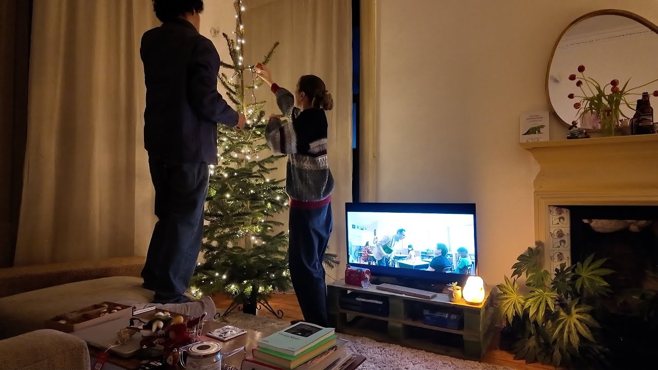 getting festive and decorating our cosy edinburgh flat (vlogmas day 15)