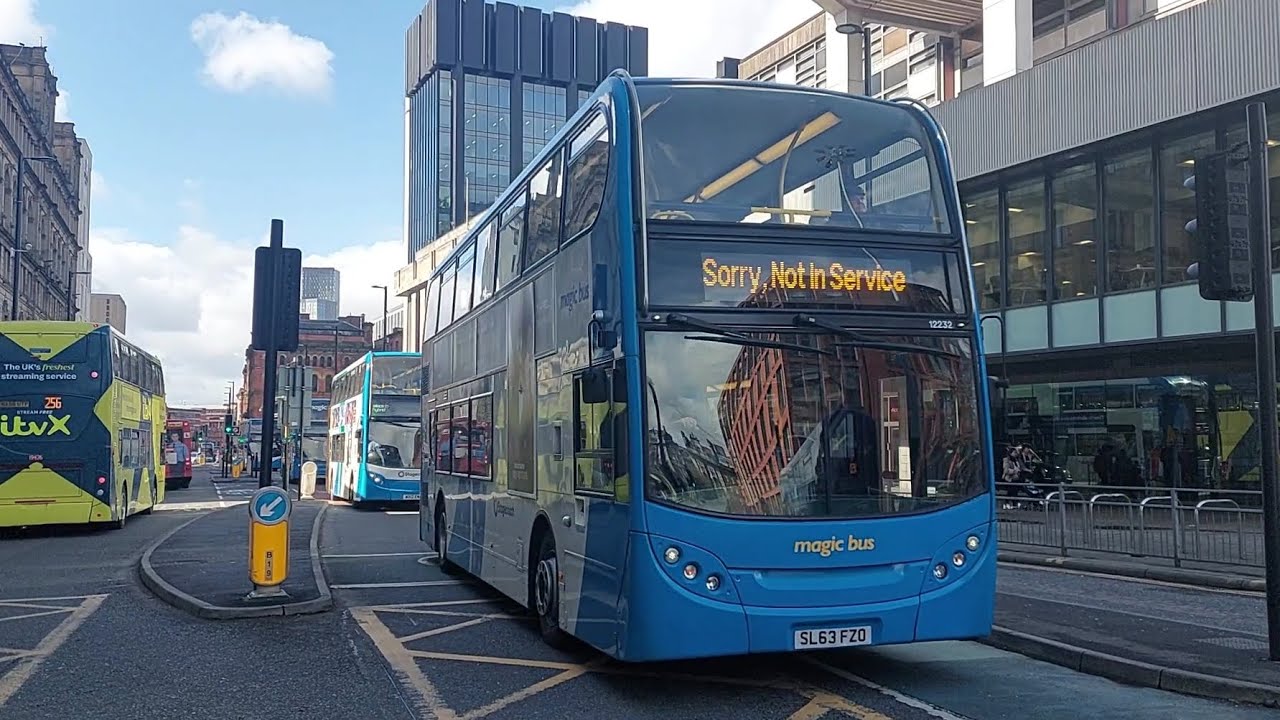 Buses in Piccadilly: 06/04/2023