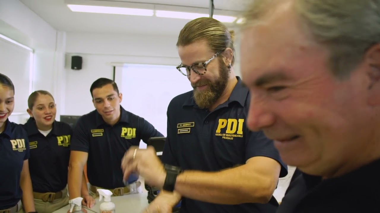 Aquí te las traigo Peter: Aspirante PDI, tarotista y buzo mariscador