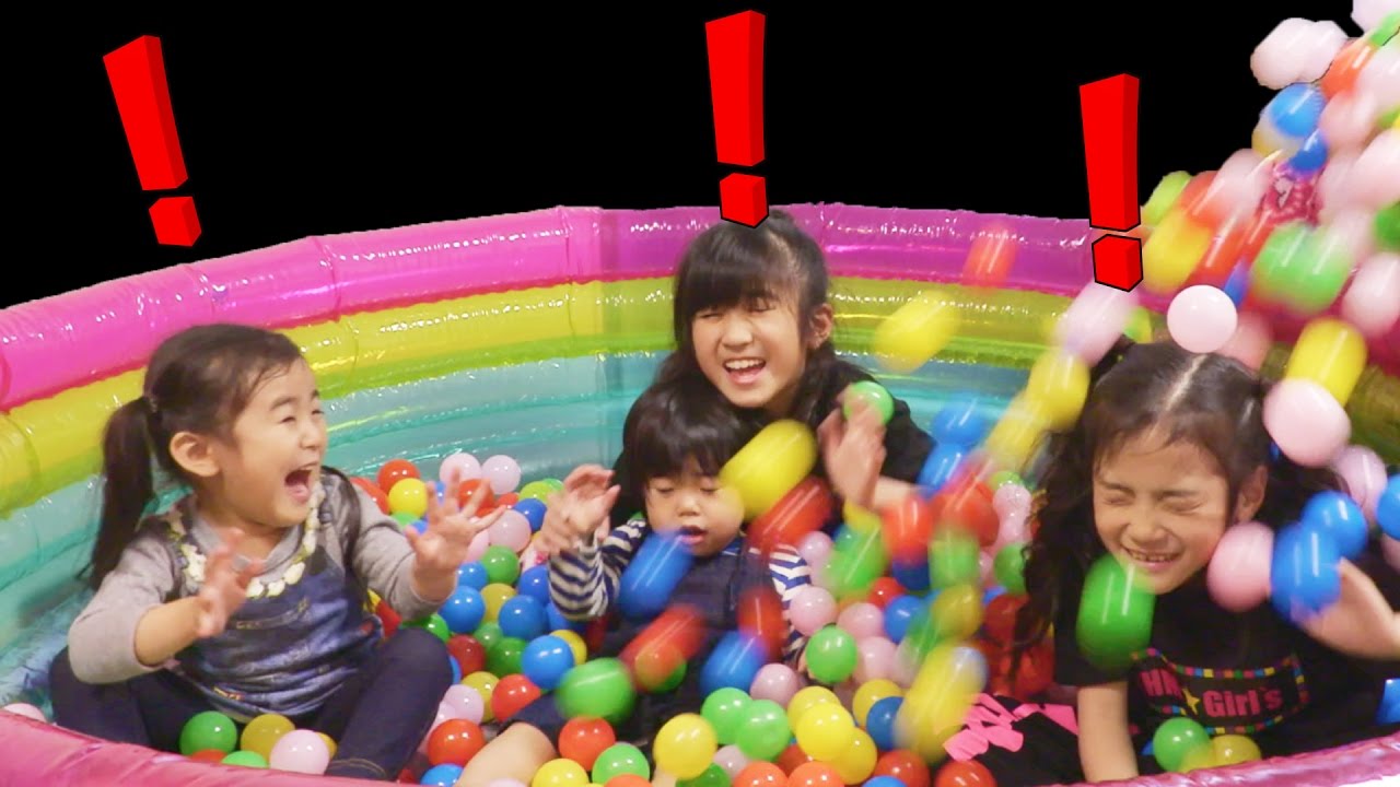 三姉妹おおはしゃぎ！ダンボール滑り台からボールプール！