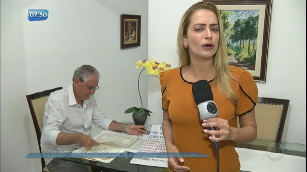 Professor com pós-doutorado pela USP pede emprego há dois anos nas ruas