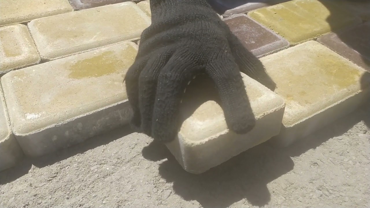 Укладка тротуарной плитки виброплитой.