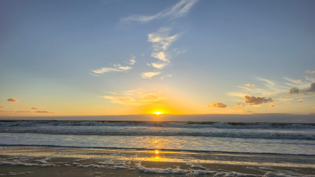 Brilliant Morning at Sunrise Beach, Australia | Sunrise 209 – Wall Of Cloud | UHD, 4K