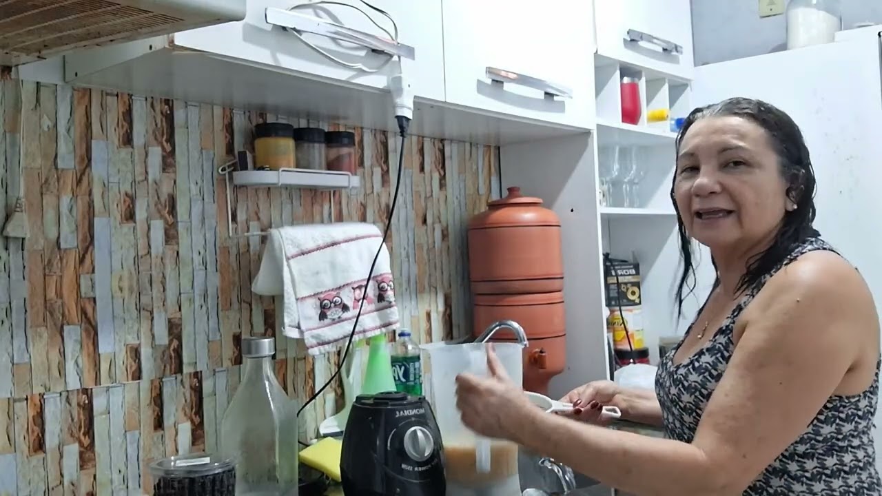 Fazendo suco pra almoçar bem gelado saudável e gostoso!