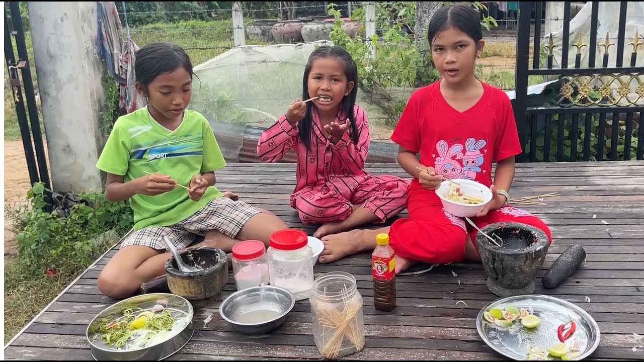 ស្រីពេជ្របុកល្ហុងបែបខ្មែរ ស្រីមុីបុកល្ហុងបែបថៃ