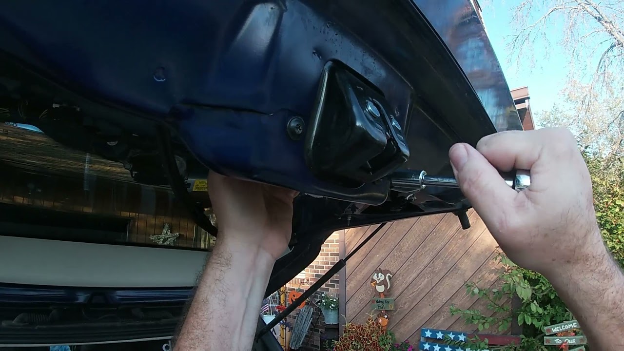 Предупреждающий индикатор приоткрытой двери багажника Ford Escape SE 2015 года.
