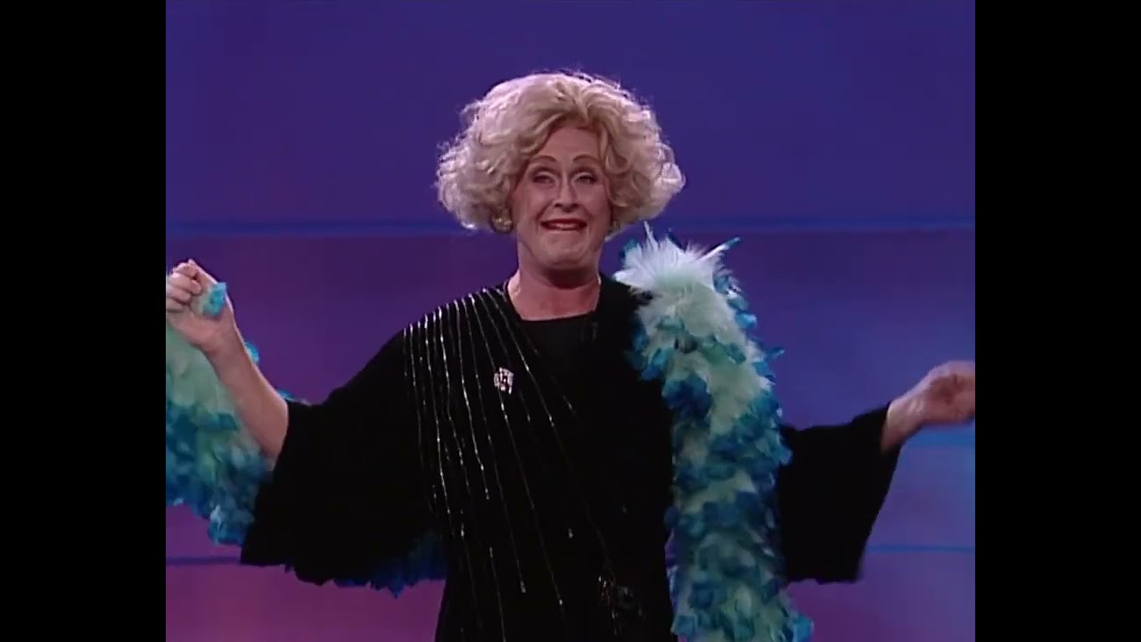 Wenche Foss (Simon Andersen) på Komiprisen 2002