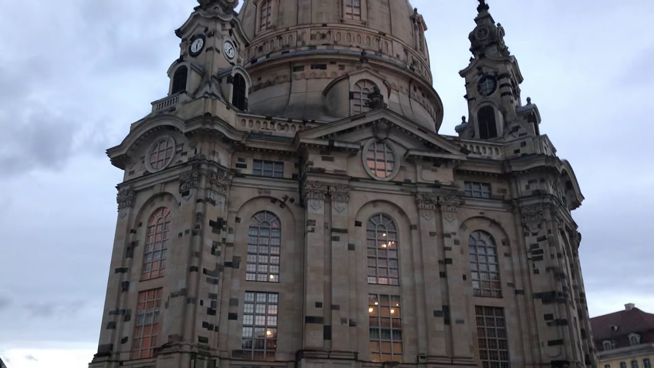 DRESDEN; tiefe und hohe Glockengeläut der Frauenkirche, Martin Luther Statue,FriedrichAu... 9.3.2o19
