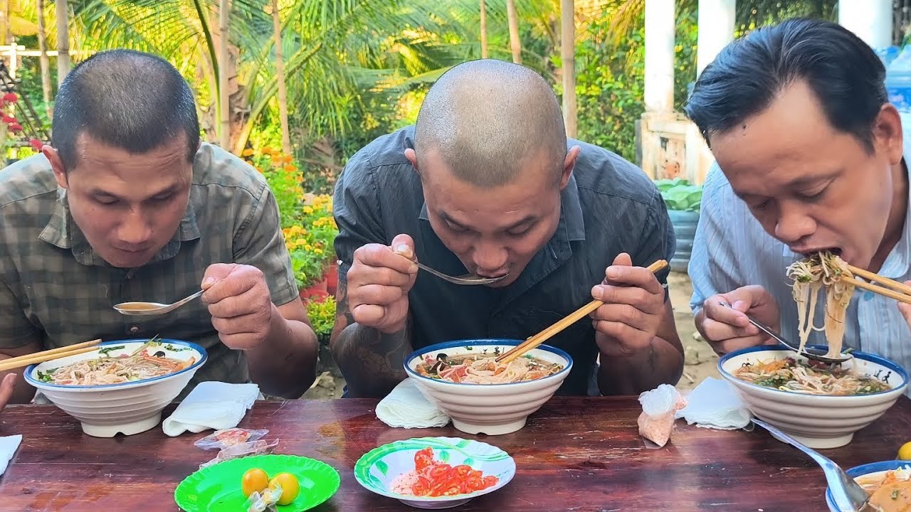 Giao lưu Thánh Lầy phiên bản bún riêu cua đồng ở miền quê