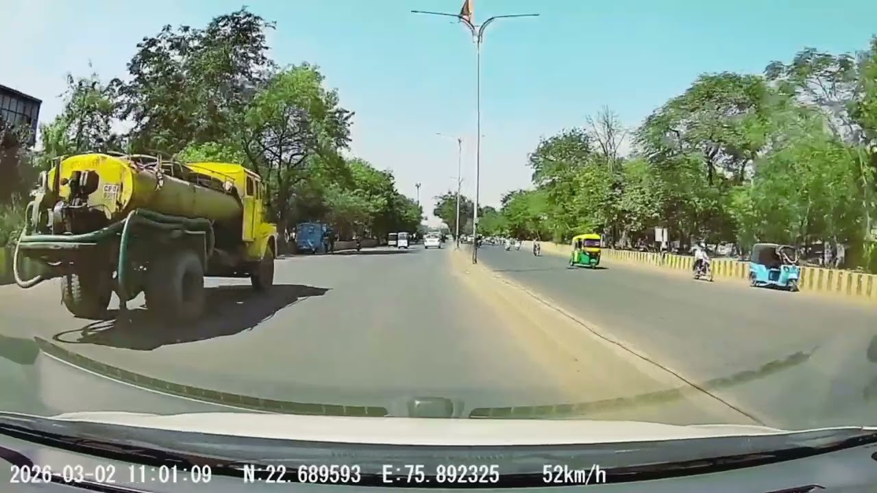 बस wale rong  साईट से a रहा हैं accident होते हुए bache तीन imali और mushkhedi ke bich की बात है 