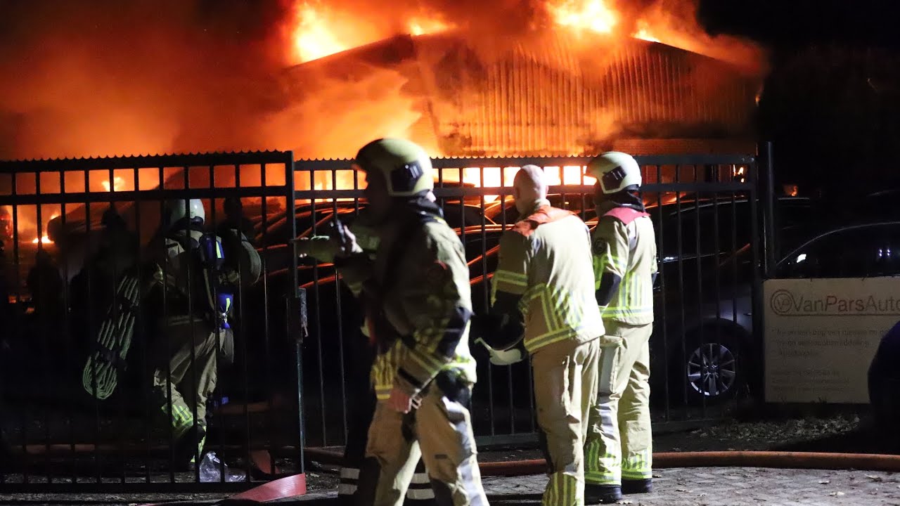 Zeer grote brand legt garagebedrijf in as aan de  Boslandweg Rhenen