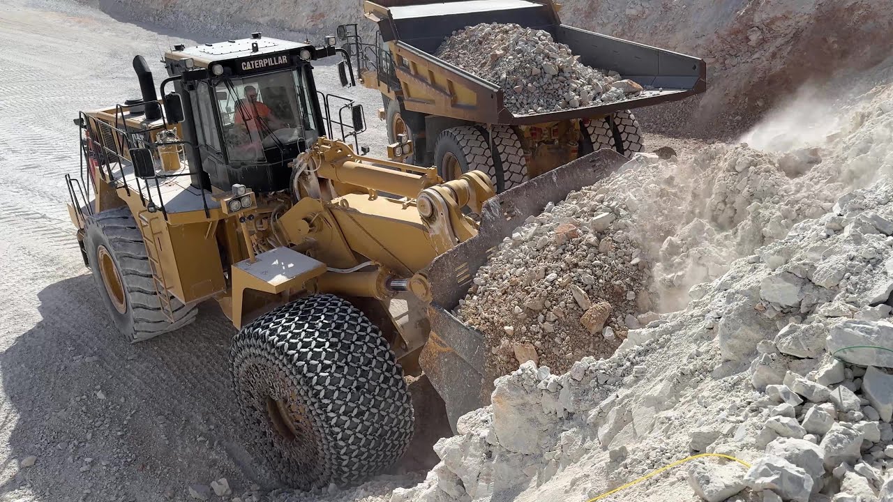 Caterpillar 992K Wheel Loader Loading Caterpillar 777F Dumpers - Interkat SA - 4K