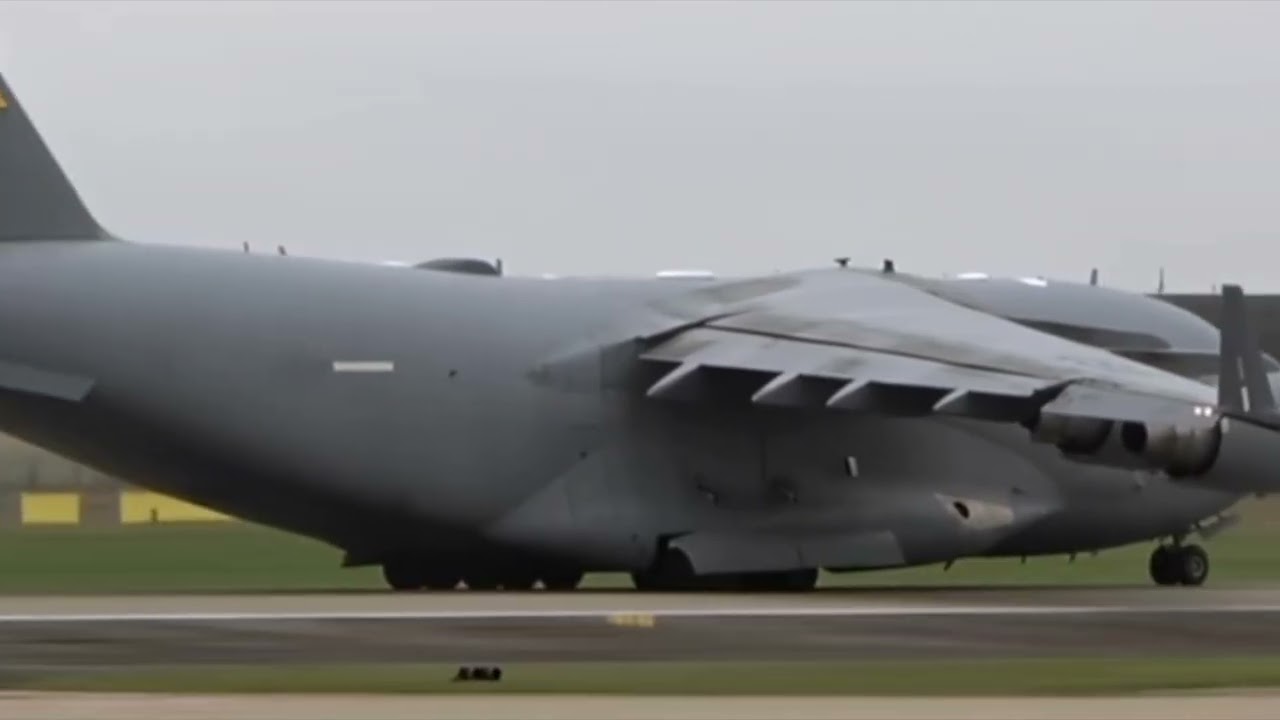 Amazing USAF C-17 Departure