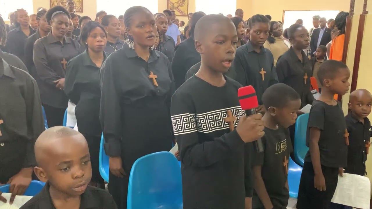 Kyrie christus vincit by Chorale Saint Michel Paroisse Saint Kizito/Goma 