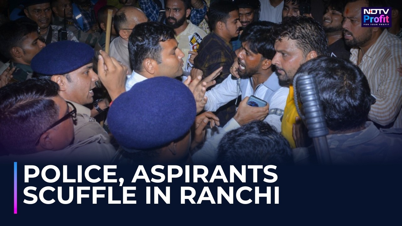 WATCH: Scuffle In Ranchi As Exam Protesters Try To Burn Hemant Soren Effigy