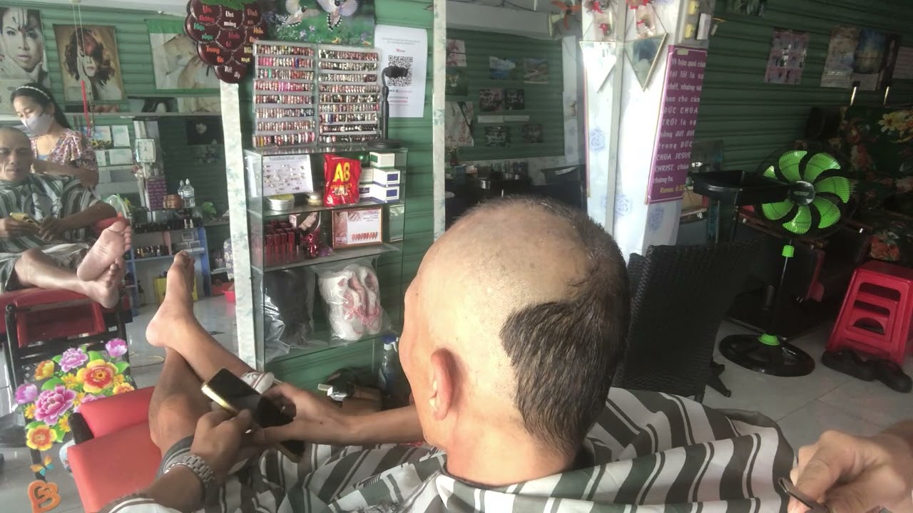 Cạo trọc đầu và cạo mặt cho anh khách quen 
