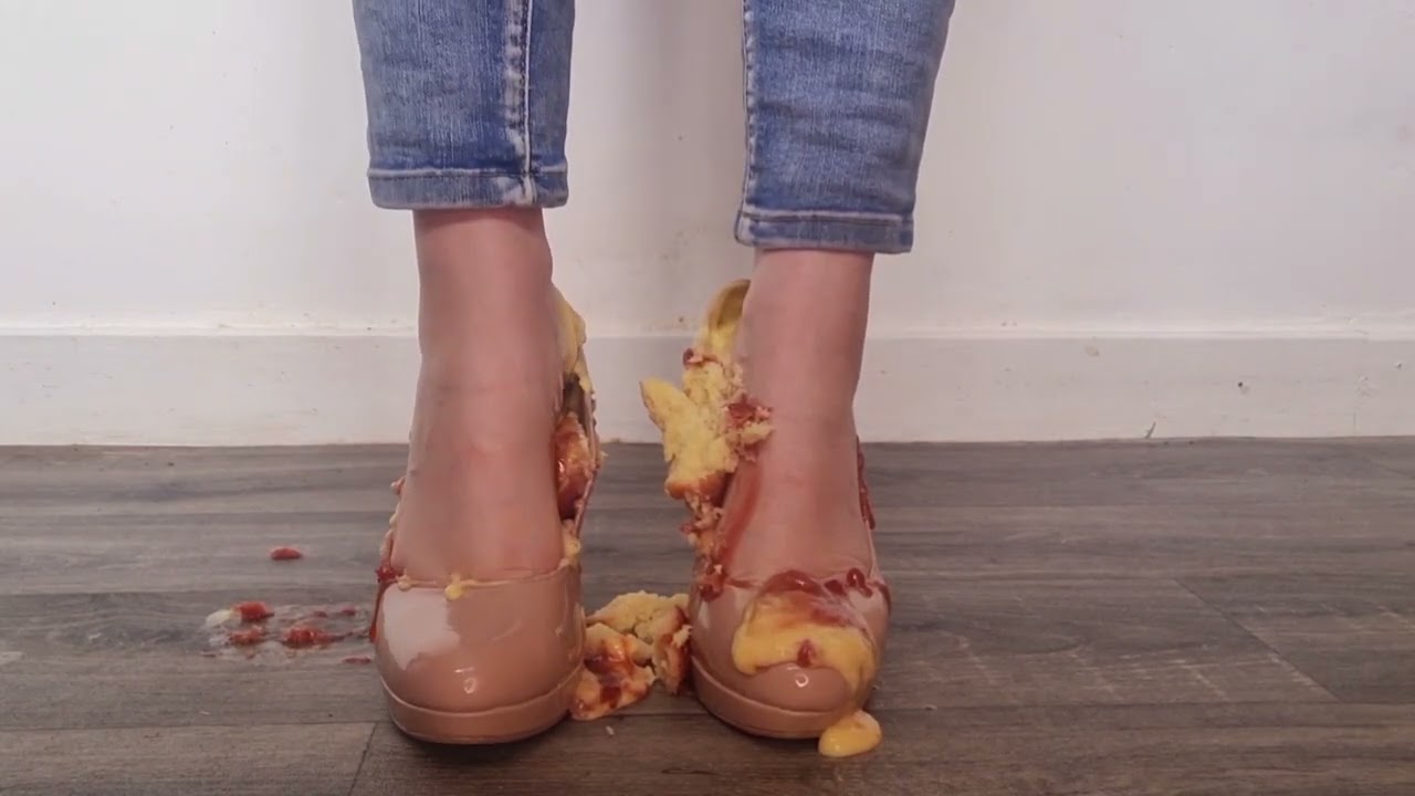 Strawberry cakes in heels | Food crushing & ASMR