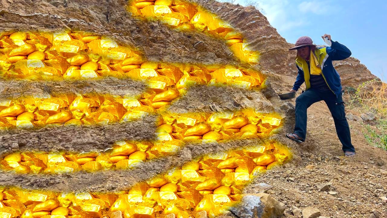 wow amazing finding! a gold hunter found a lot of gold treasure  at mountain