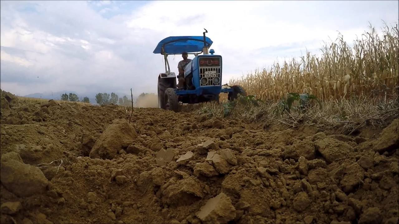 Ford 3000 ploughing