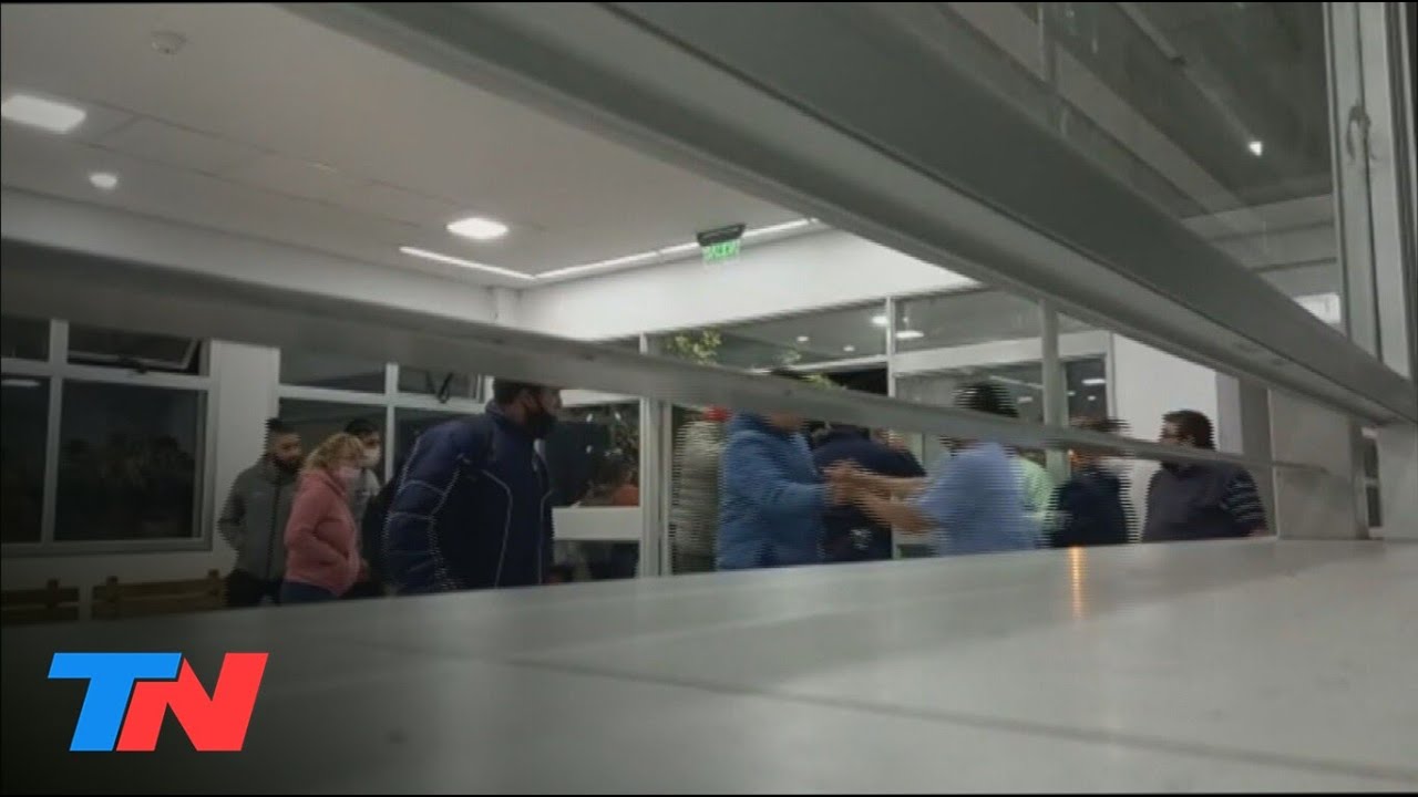 A LAS PIÑAS en un hospital de Moreno: familiares de un paciente agredieron a un policía