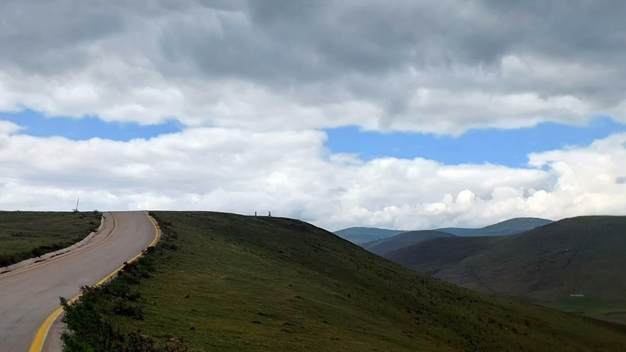 Bulutların Altında Umuda Yürümek/ Walking Toward Hope Beneath the Clouds
