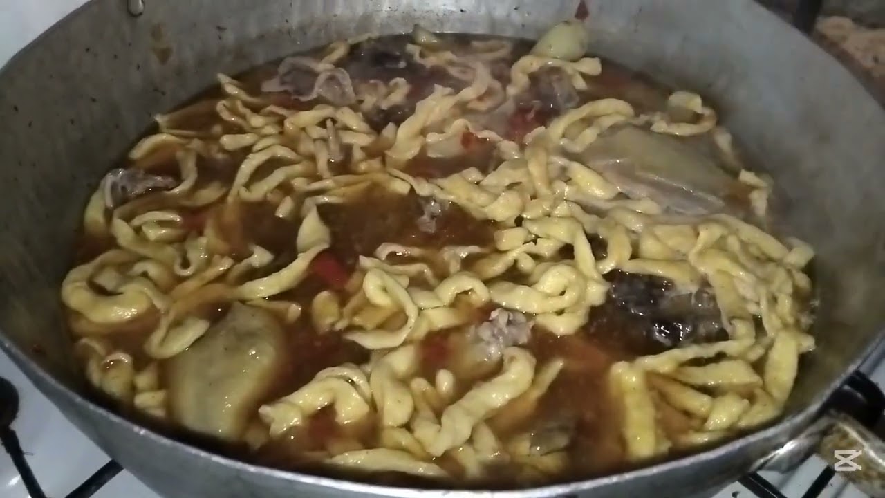 BUNICUȚA : A PREGĂTIT , MÂNCARE TRADIȚIONALĂ ! 