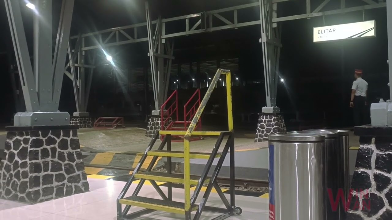 lagu Blitar Kawentar menyambut kedatangan Kereta api Majapahit di Stasiun Blitar