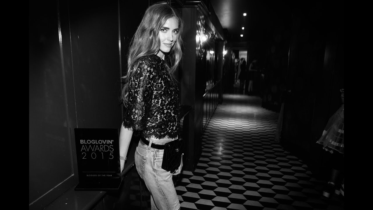 Alexa Chung hands the BloglovinAward 2015 to TheBlondeSalad Chiara Ferragni