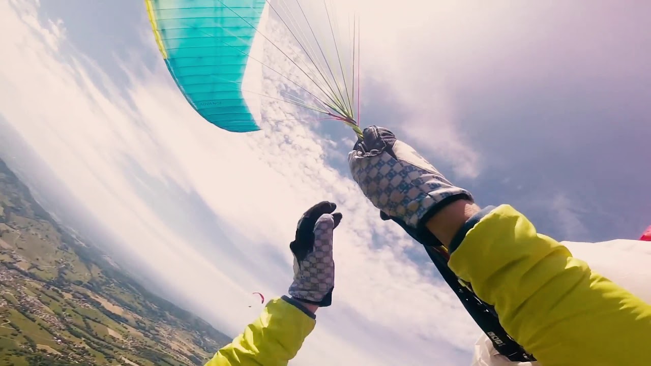 Mid Air Paraglider Collision - Amazingly they survive