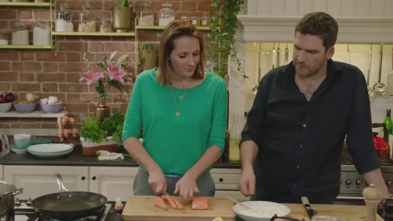 Asperges met gebakken zalm en yoghurtsausje | De Keuken van Sofie | VTM Koken