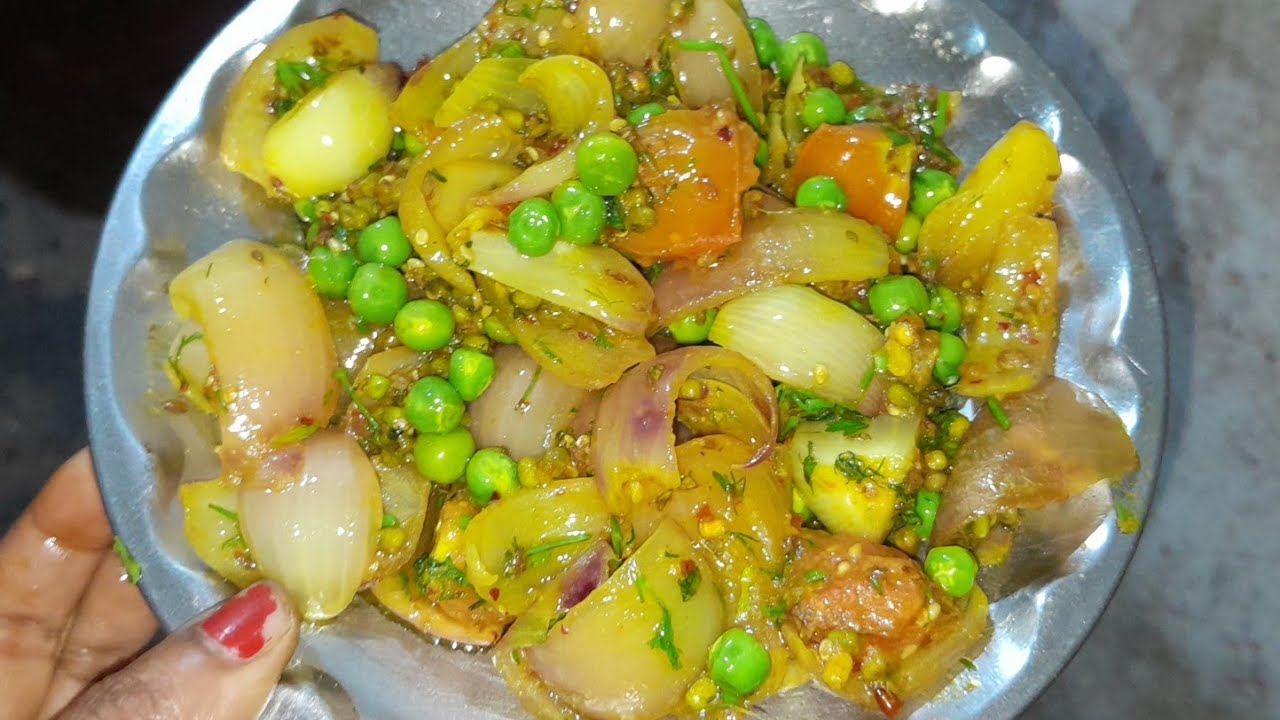 दो की जगह 4 रोटियां खाएंगे जब प्याज साबुत मूंग की सब्जी ऐसे बनाएंगे || pyaj tamatar matar ki sabji 