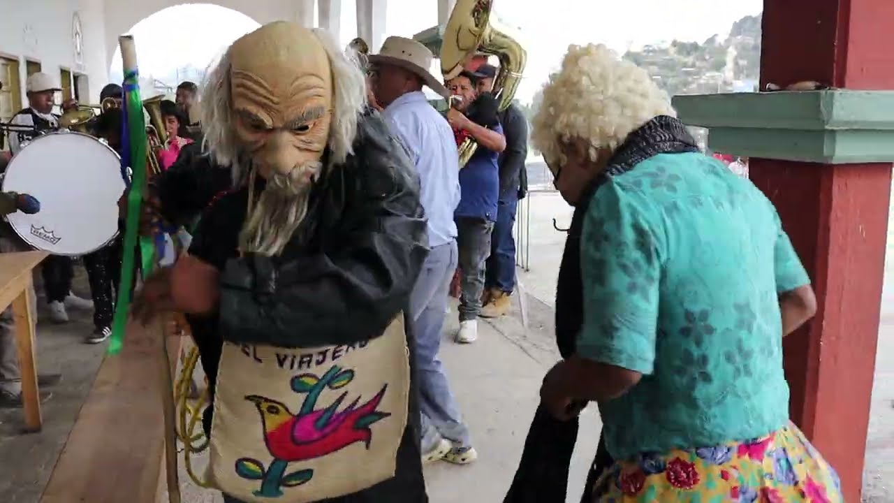 BAJITA LA MANO😱😮, que CHULO tocan estos MÚSICOS, casi casi me daban ganas ECHARME un BUEN BAILONGO.