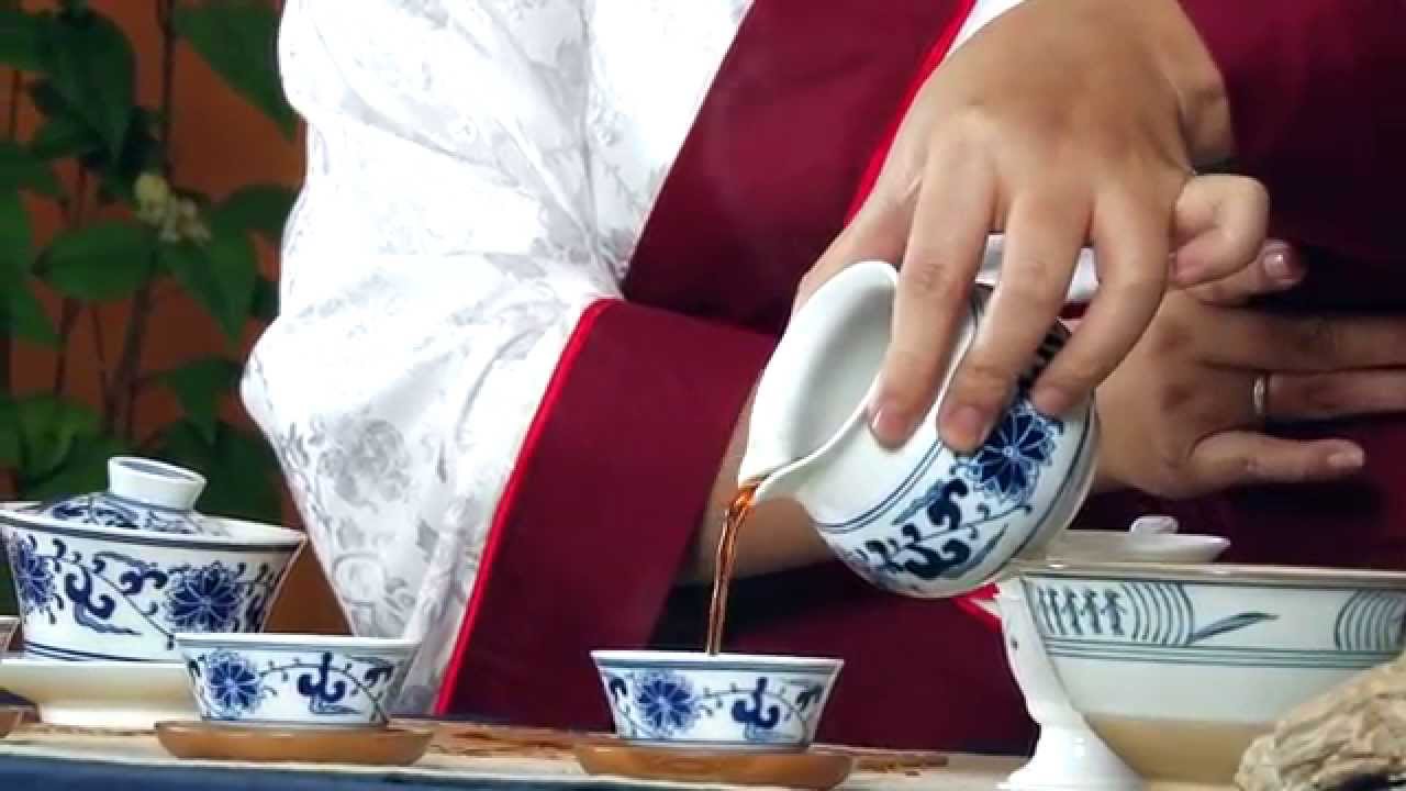 chinesische Teezeremonie mit traditioneller Kleid