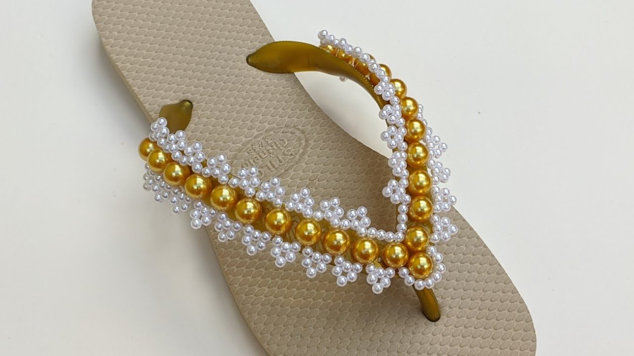 TRAMA DE P&Eacute;ROLAS CHARME - Chinelo Bordado Com P&eacute;rolas N&deg; 10 Adalto Lopes