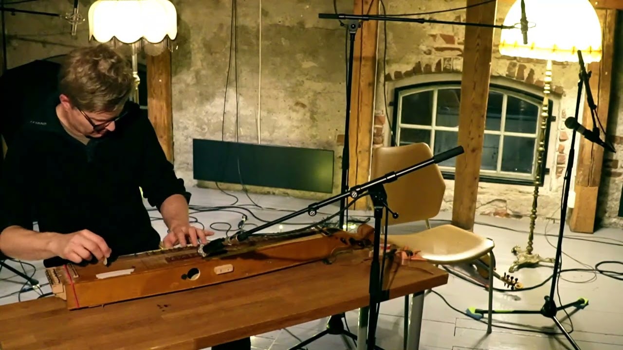 Anders R&oslash;ine plays springar a. Ringestad on Langeleik