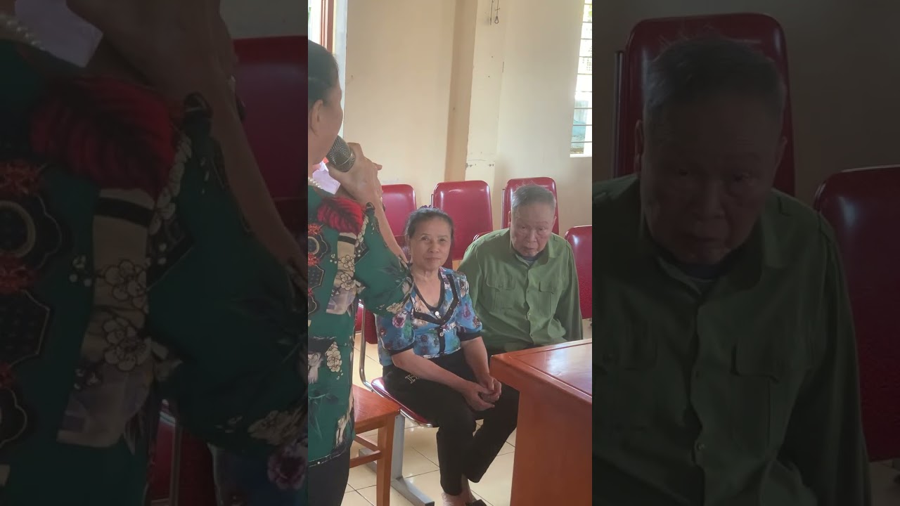 Bố Phạm Văn Hy lên nhận bằng tuổi 80