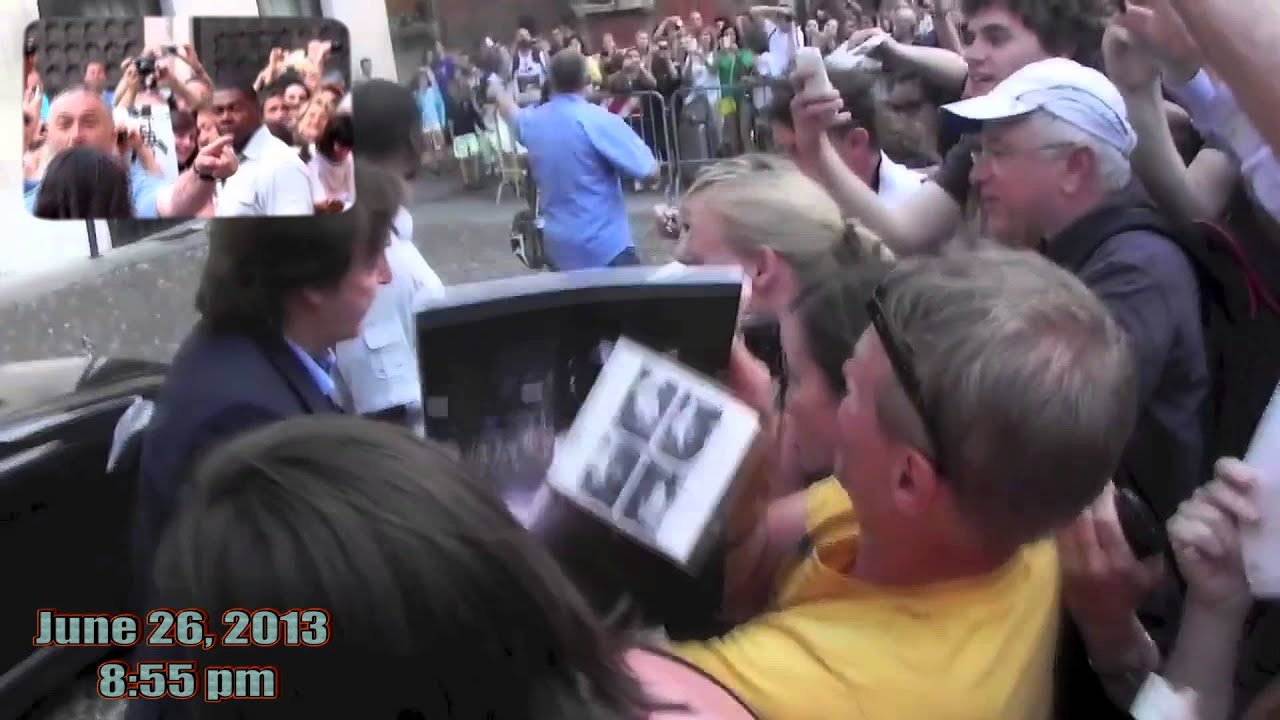 Paul McCartney signing autographs in Verona June 26, 2013