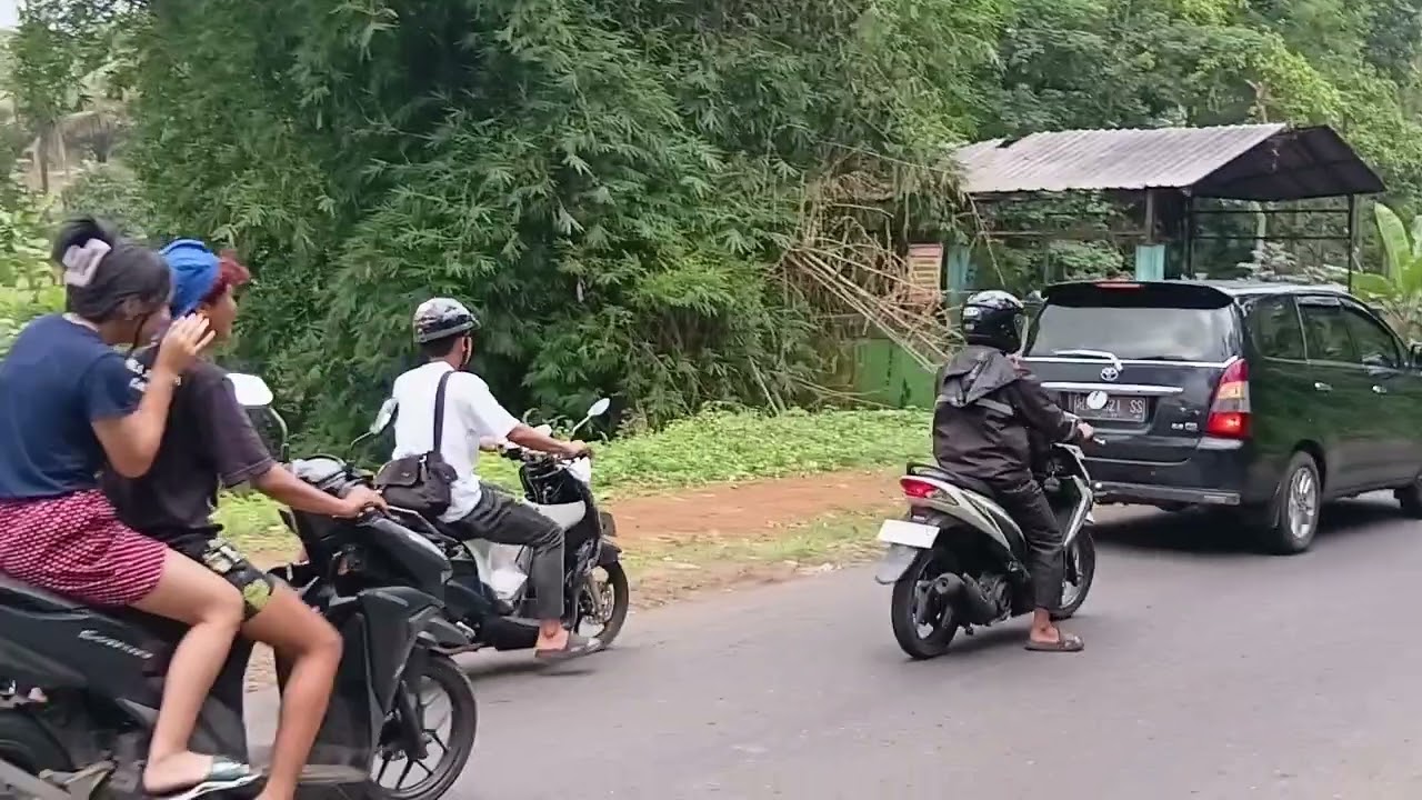 PROSES PENGAMBILAN SAMPAH DENGAN TRUK SAMPAH  DI DESA ASINAN