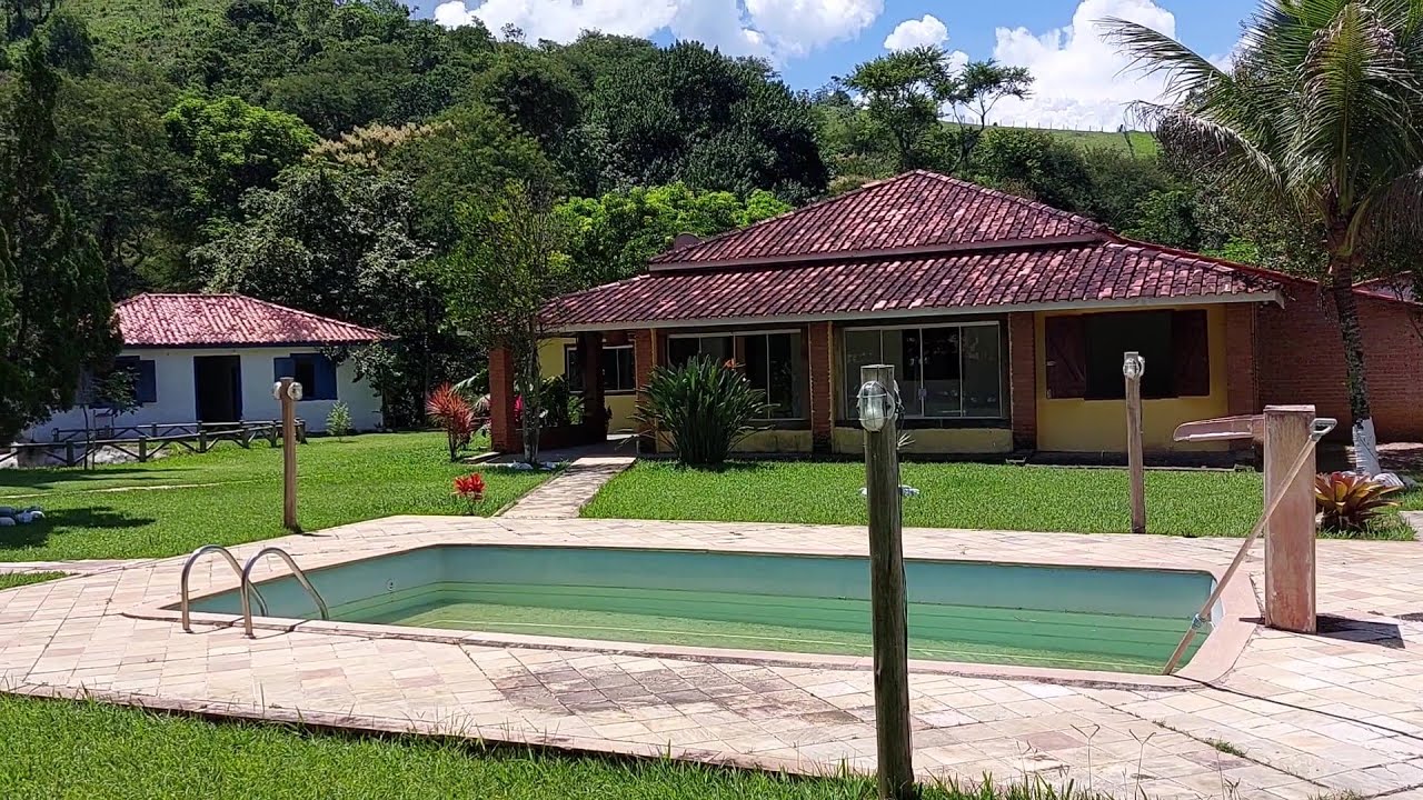 CHÁCARA BONITA E COMPLETA com pequeno rio + piscina  em Tremembé/SP