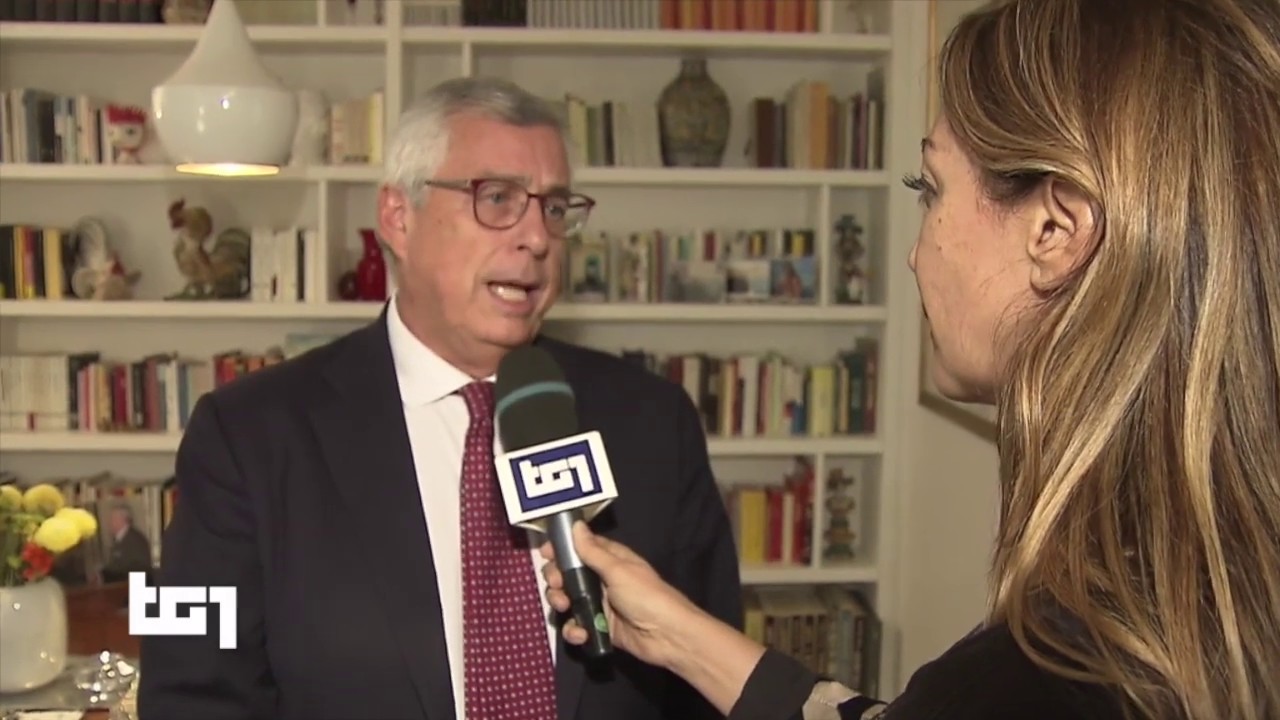 Lo shopping compulsivo, cure e origini. Servizio di Annapaola Ricci per il  Tg1
