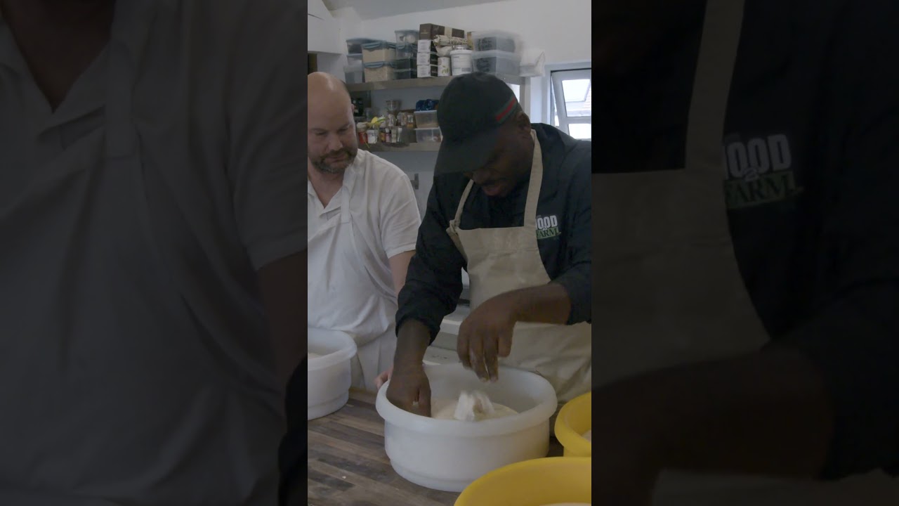 Неудачная попытка растянуть и сложить 😂🥖 Странные трудности в пекарне!