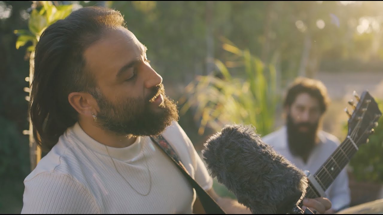 עלה - אביב בכר (עם להקה על המרפסת)