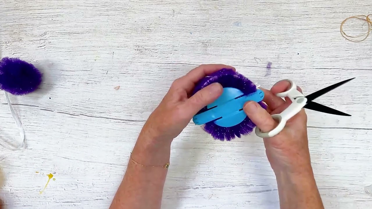 Pom Pom Tulle Lei