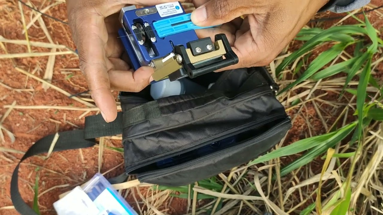 Dia a dia no campo de trabalho, fazendo conector fibra &oacute;ptica.✅