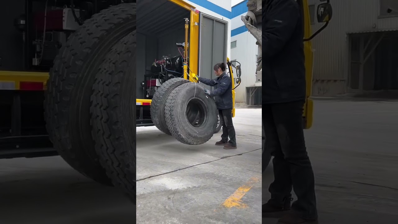 Спасательная операция по замене проколотой шины грузовика!